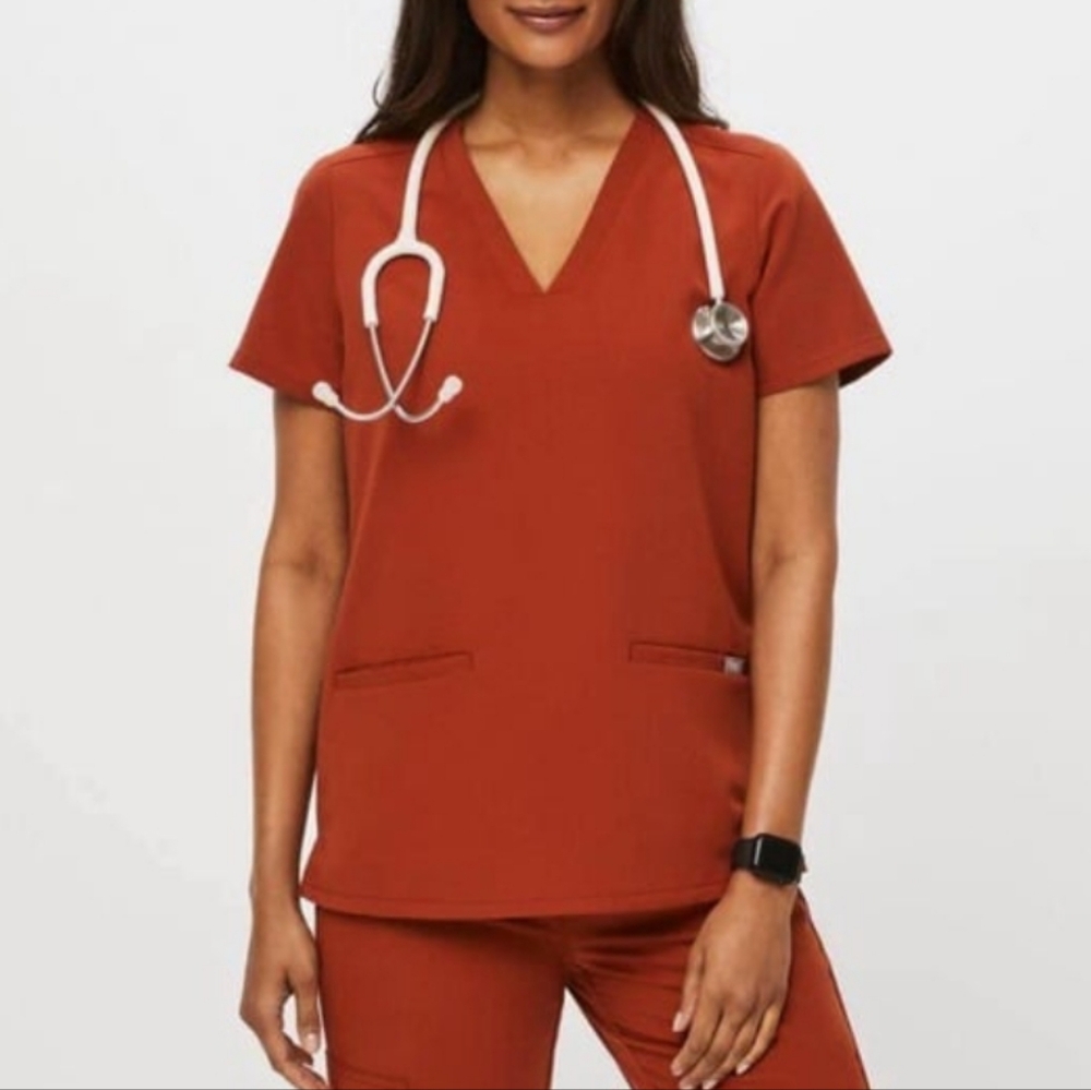 FIGS women's Auburn Casma - Three-Pocket Scrub Top - M